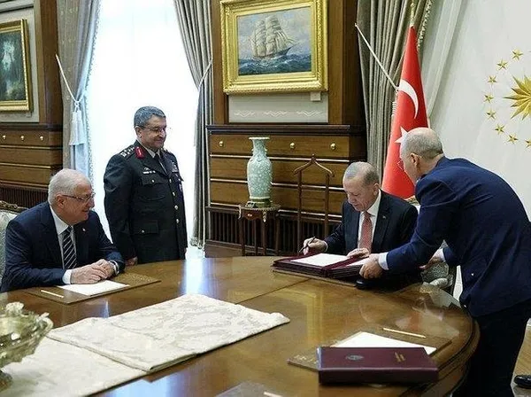 2004te-bir-ilk-olmustu-yas-karari-sonrasi-da-yeni-bir-ilke-imza-atti-iste-turkiyenin-ilk-kadin-amirali-gokcen-1691072785402.jpeg 2004'te bir ilk olmuştu! YAŞ kararı sonrası yeni bir ilke imza attı! İşte Türkiye'nin ilk kadın amirali: Gökçen Fırat - 2