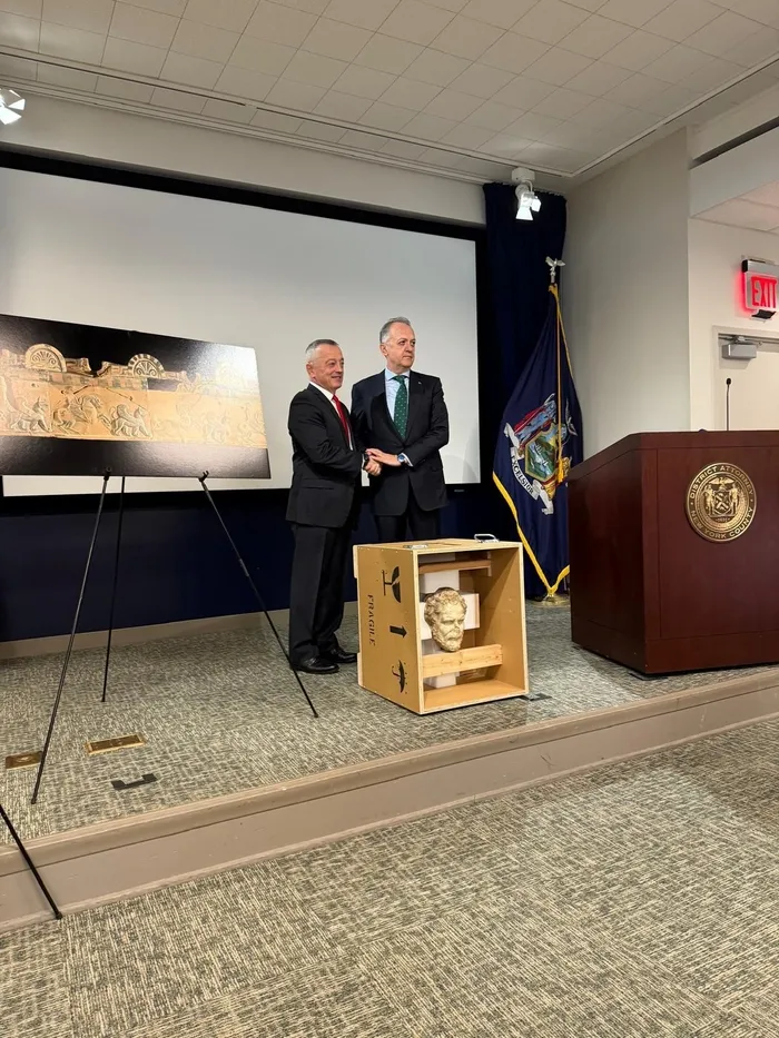 turkiye-kayip-eserlerinin-izini-surmeye-devam-ediyor-boubon-imparatoru-ve-28-eser-yurtta-1765262603353.jpg (Foto: ahaber.com.tr)