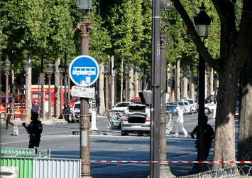 Paris'te jandarmaya saldırı girişimi