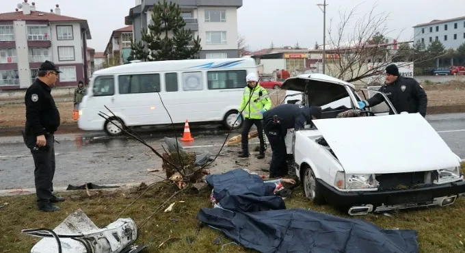 Kütahya'da otomobil önce ağaca sonra direğe çarptı: Ölü ve yaralılar var - 1