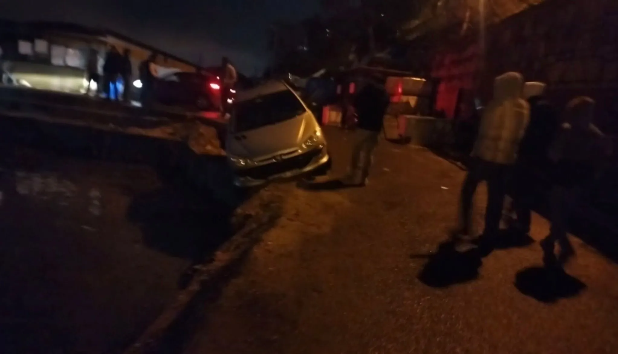 Sarıyer'de otomobilin mendirekte asılı kalması kamerada