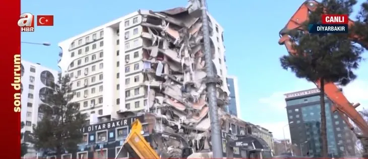 A Haber canlı yayında ekranlara taşıdı! Depremde hasar gören bina böyle yıkılıyor