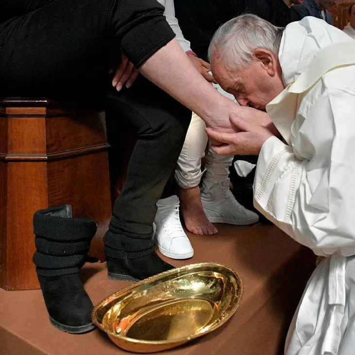 Önce ayak öptü sonra yere kapandı. Papa ne yapıyor?