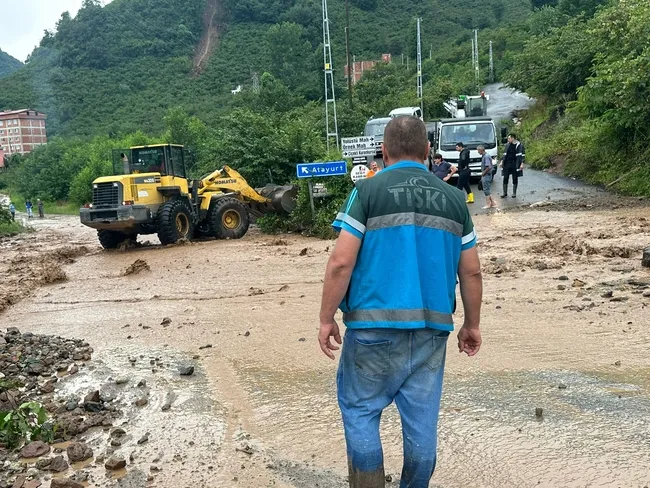 Trabzon'da yoğun sağanak hayatı olumsuz etkiledi! Karadeniz Sahil yolu kapandı ekipler alarma geçti - 4