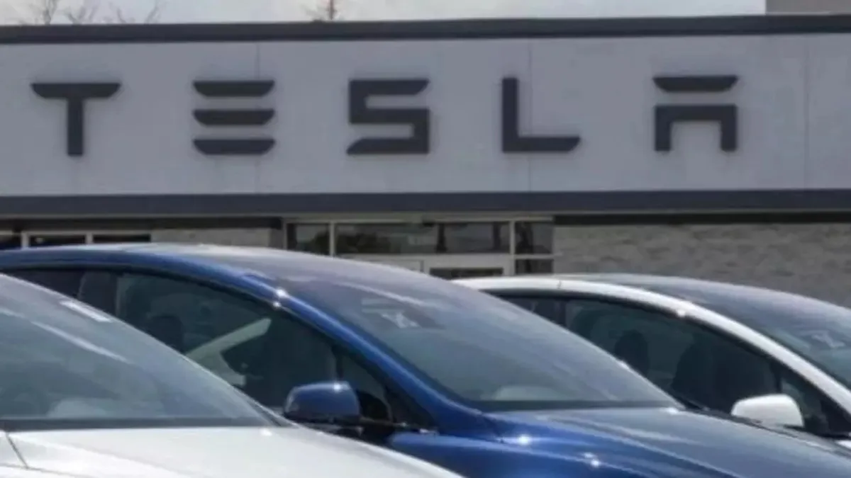 İtalya'da Tesla bayisinde 17 otomobil yandı