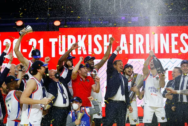 Anadolu Efes Euroleague şampiyonu oldu! Helal olsun çocuklar!