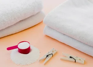 Sararan beyaz çamaşırlar kar gibi parlayacak! Yarım çay bardağı eklemek yetiyor