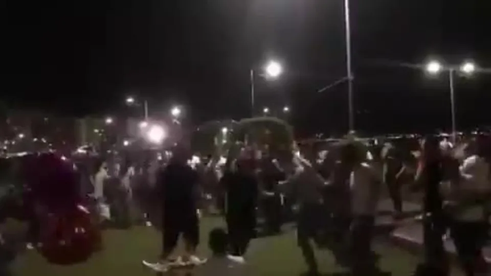 İzmir Kordonboyu’nda sosyal mesafe hiçe sayıldı! Vatandaşlar halay çekti!