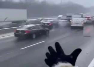 Kar fırtınası kaosa yol açtı! Onlarca araç birbirine girdi