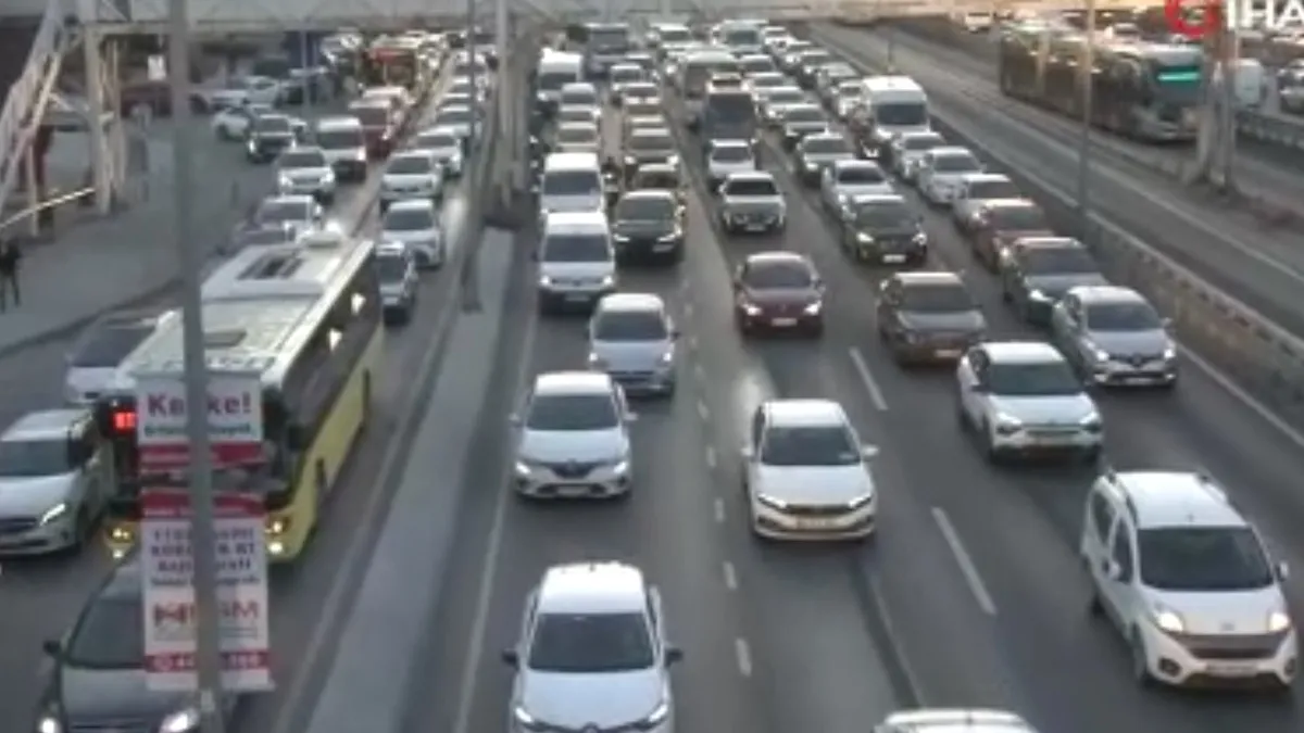 İstanbul'da iftar vakti trafik kilit! Yoğunluk yüzde 80'e ulaştı