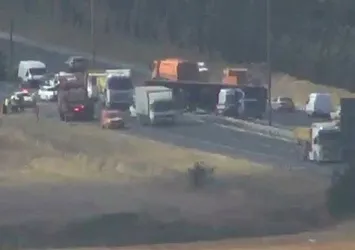 TEM'de trafiği kilitleyen kaza! Tır devrildi bir şerit ulaşıma kapandı