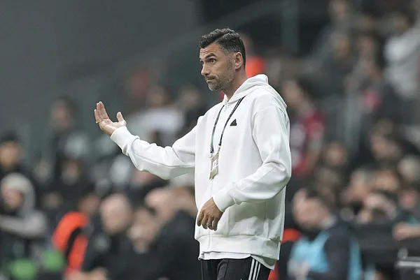 Beşiktaş taraftarından büyük protesto! Oyuncular ve Burak Yılmaz yuhalandı! Sergen Yalçın sesleri...