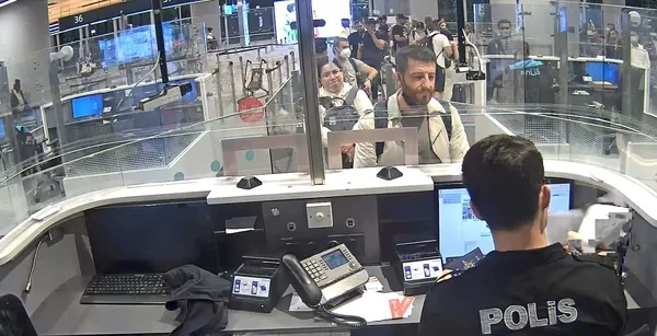 Sahte pasaportla Türkiye'ye girmeye çalışırken yakalandı! Havalimanında gözaltına alındı - 3