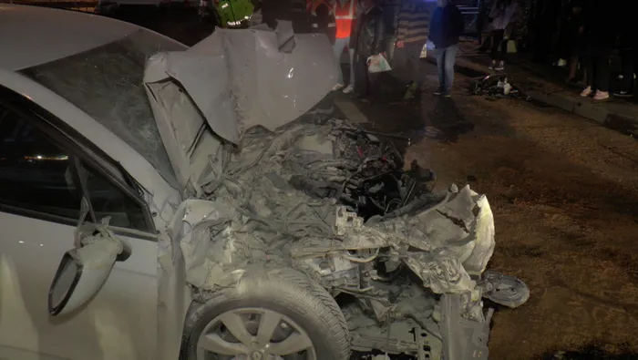 Kadıköy'de İETT otobüsüne çarpan otomobilin sürücüsü yaralandı - 1