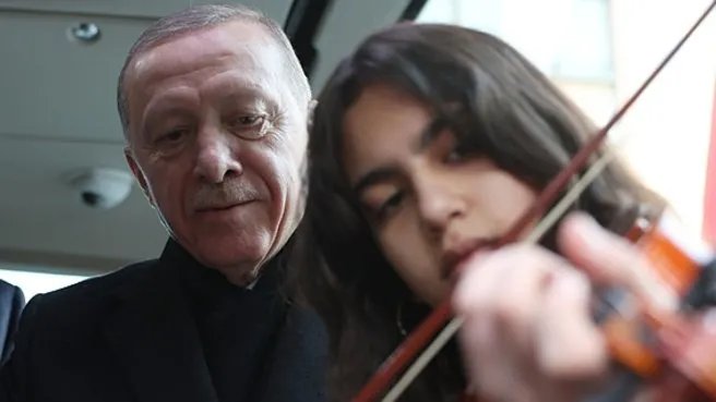 Başkan Erdoğan keman çalan genci dinledi!