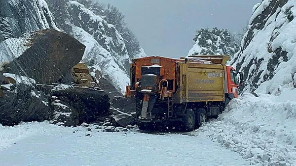 son-dakika-artvinde-heyelan-karadeniz-sahil-yolu-cift-tarafli-trafige-kapatildi-1643298449538.jpg Son dakika: Artvin'deki heyelan kamerada! Karadeniz Sahil Yolu çift taraflı trafiğe kapatıldı - 6