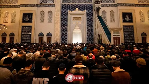 teravih-namazi-nasil-kilinir-kac-rekattir-teravih-namazi-yatsidan-once-mi-kilinir-evde-teravih-namazi-kilinisi-1709644255529.jpg Teravih namazı nasıl kılınır, kaç rekattır? Teravih namazı yatsıdan önce mi kılınır? Evde teravih namazı kılınışı ve okunacak dualar/sureler - 4