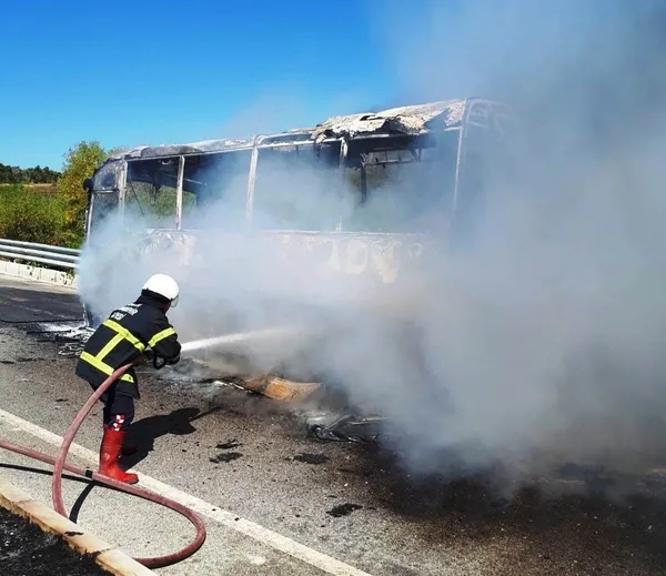 aydinda-hareket-halindeki-tur-otobusu-alev-alev-yandi-1632742942971.jpg Aydın’da hareket halindeki tur otobüsü alev alev yandı! - 2