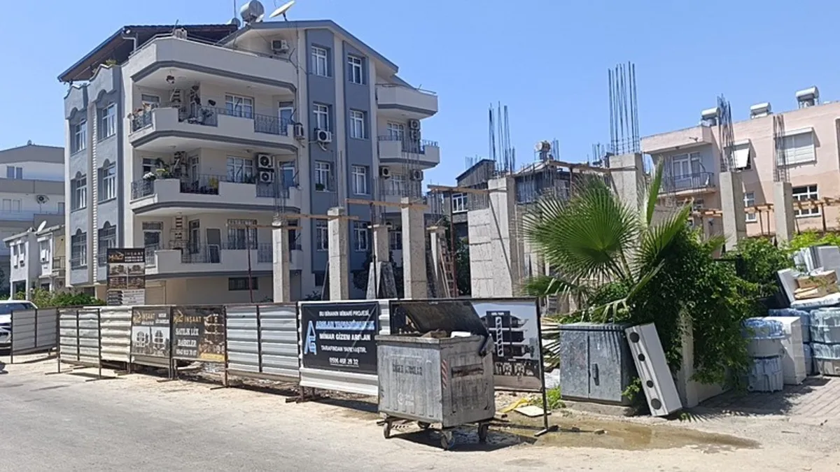 Antalya'da inşaatta iş kazası! 3 metre yüksekten düştü