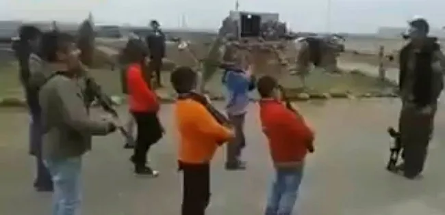 Van’da HDP önünde yapılan eyleme katılan anne: Oğlumu HDP kaçırdı, eline boyu kadar silah vermişler