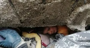 Julia’yı saçları kurtardı!