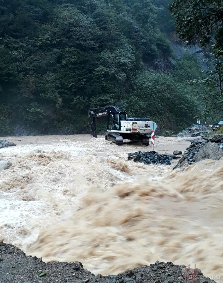 Rize'de şiddetli yağış eğitime ara verdirdi 16
