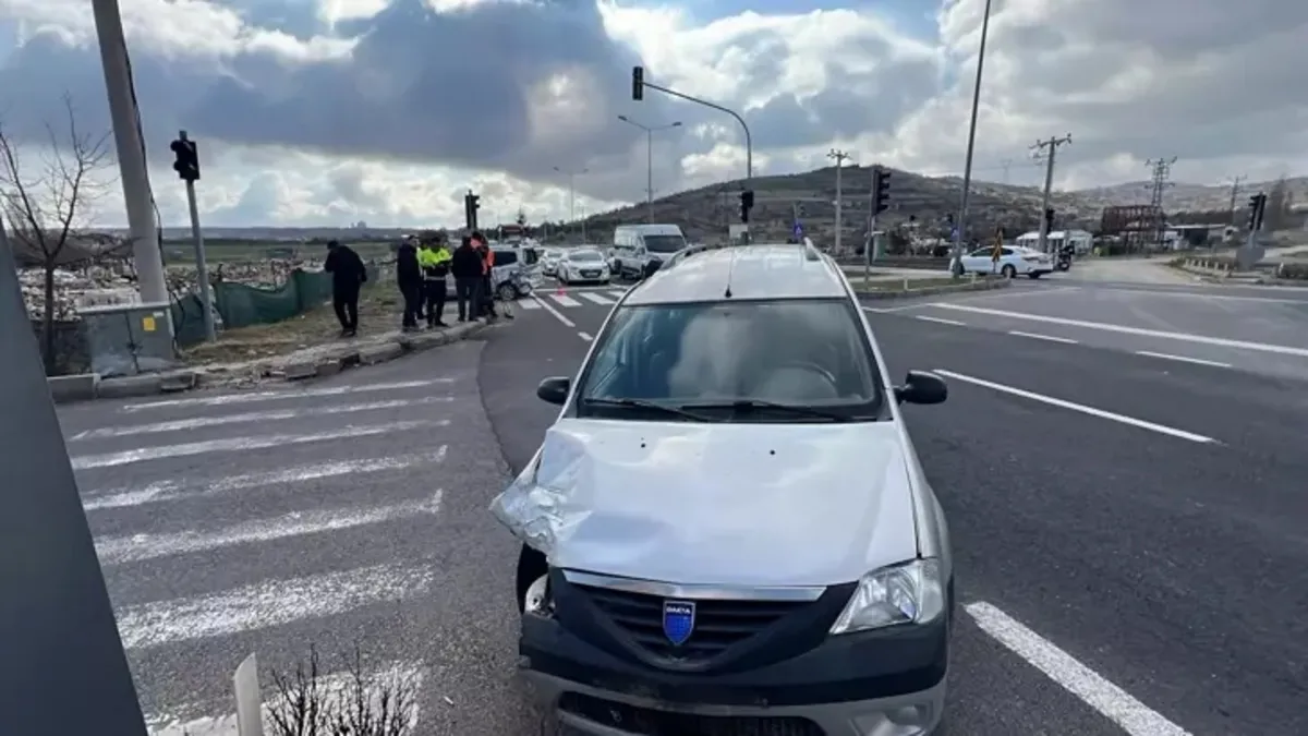 Nevşehir'de iki hafif ticari araç çarpıştı: 2 yaralı