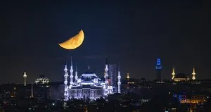 İstanbul’da nefes kesen ay manzarası