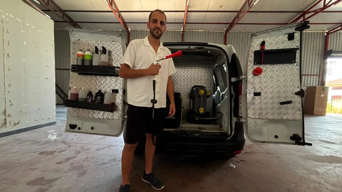 Sokak sokak dolaşıp araç sahiplerine sürpriz yapıyor: 1750 TL'lik hizmeti ücretsiz sunuyor