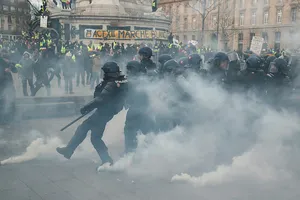 Sarı yelekliler yine Paris sokaklarında
