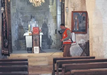 Camiler ve kiliseler gülsuyu ile yıkandı
