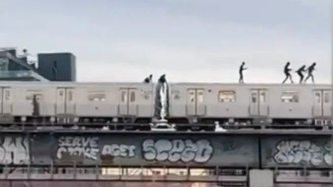 Tren üstünde tehlikeli dans