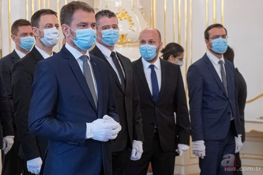 Slovakya'da yeni Başbakan Igor Matovic'in yemin töreninde dikkat çeken Koronavirüs önlemi 25