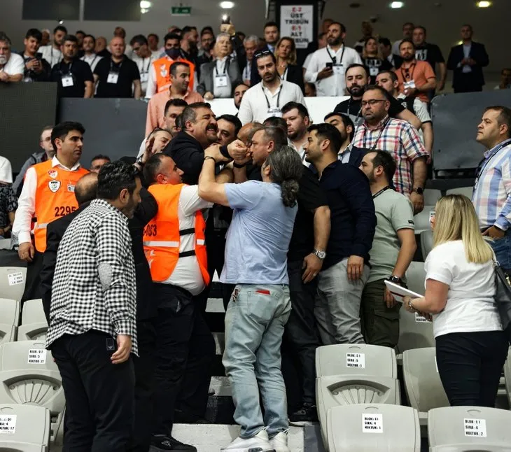Beşiktaş genel kurulunda kavga! Ahmet Nur Çebi ve yönetimi eleştirdi ortalık karıştı
