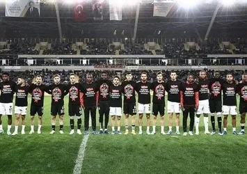 Beşiktaşlı futbolcular "Şehitler Ölmez Vatan Bölünmez" ve 12 şehidimizin isimlerinin yazdığı tişörtlerle ısınmaya çıktı