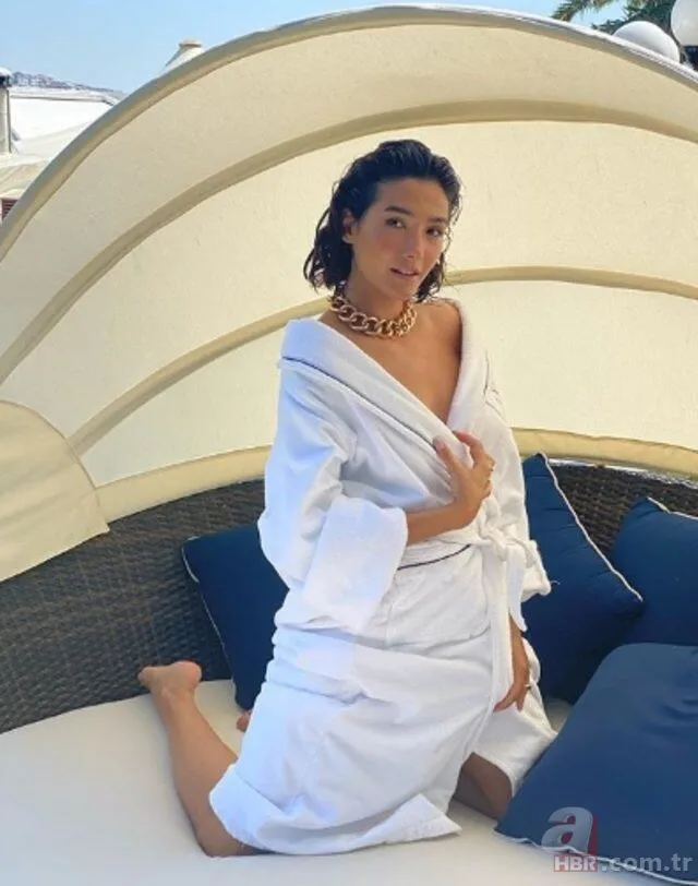 Aybüke Pusat'ın bornozlu paylaşımı sosyal medyada olay oldu 2