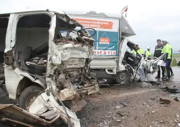 Konya’da feci kaza! İşçileri taşıyan minibüsle kamyonet çarpıştı: Ölü ve yaralılar var