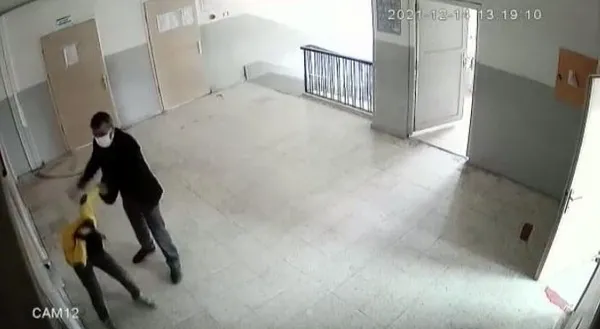 1686384158724.jpg Küçük çocuğu okul koridorlarında dövmüştü! Dayakçı öğretmenden şoke eden hamle - 1