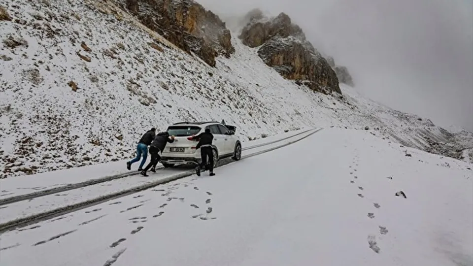 Bir ilde daha kar sürprizi! Sürücüler yolda kaldı