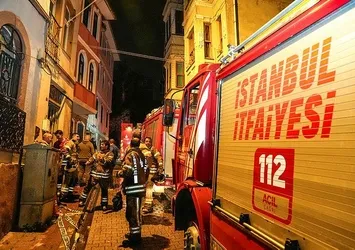 İstanbul Fatih'te yangın paniği! İkinci kattan dumanlar yükseldi
