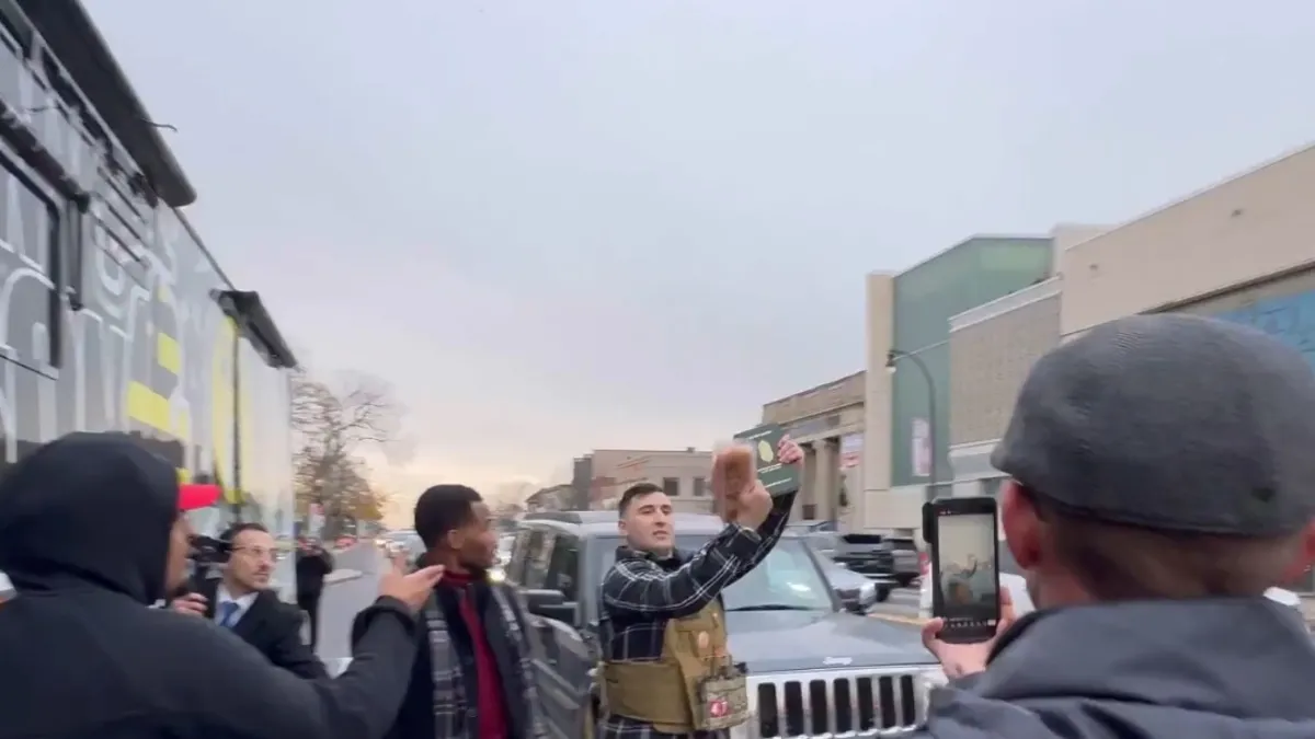 ABD'de müslüman karşıtlarından alçak girişim! Kur'an-ı Kerim yakmaya çalıştılar