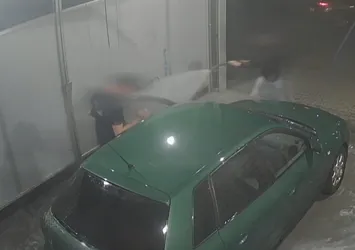 Genç kadın hırsızı tazyikli suyla püskürttü
