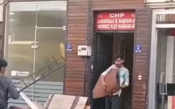 ’’Mültecileri göndereceğiz’’ diyorlar ama... CHP ilçe başkanlığı binasının tadilatında Afgan işçiler çalıştırılıyor