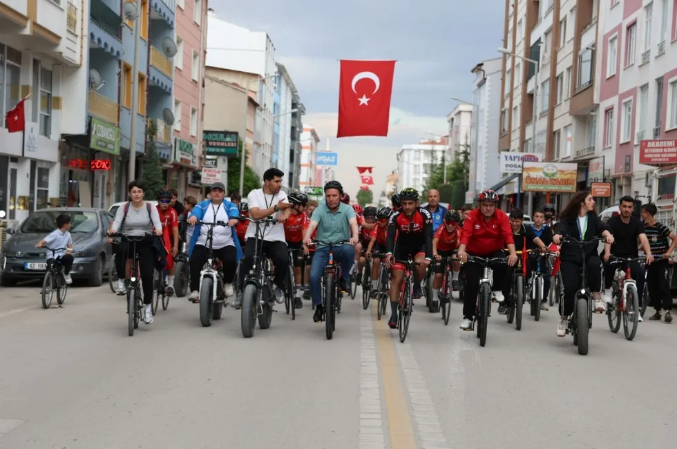 avrupa-bisiklet-baskenti-konyada-rekor-surus-1780647481269.jpeg Avrupa bisiklet başkenti Konya'da rekor sürüş! Şehir merkezi ve 28 ilçede aynı anda binlerce kişi pedal çevirdi - 1