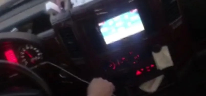 Sakarya'da minibüs şoförü aracı kullanırken, araç içi ekrandan okey oynadı