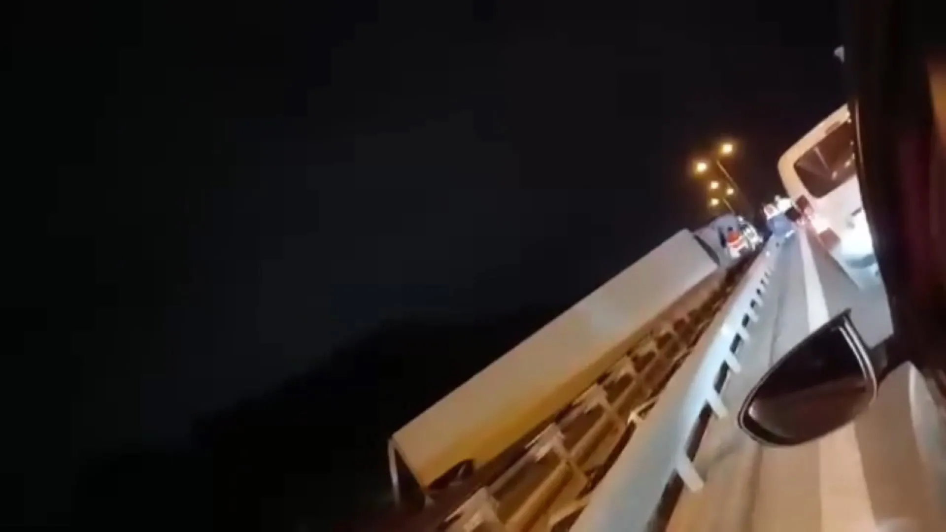 Büyükçekmece TEM Otoyolu'nda TIR Devrildi, Sürücü Yaralandı ve Trafik Yoğunluğu Oluştu