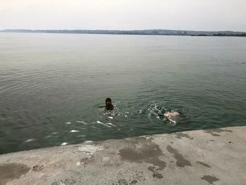 İstanbul’da yasağa aldırış etmeyen gençler denize girdi - 2