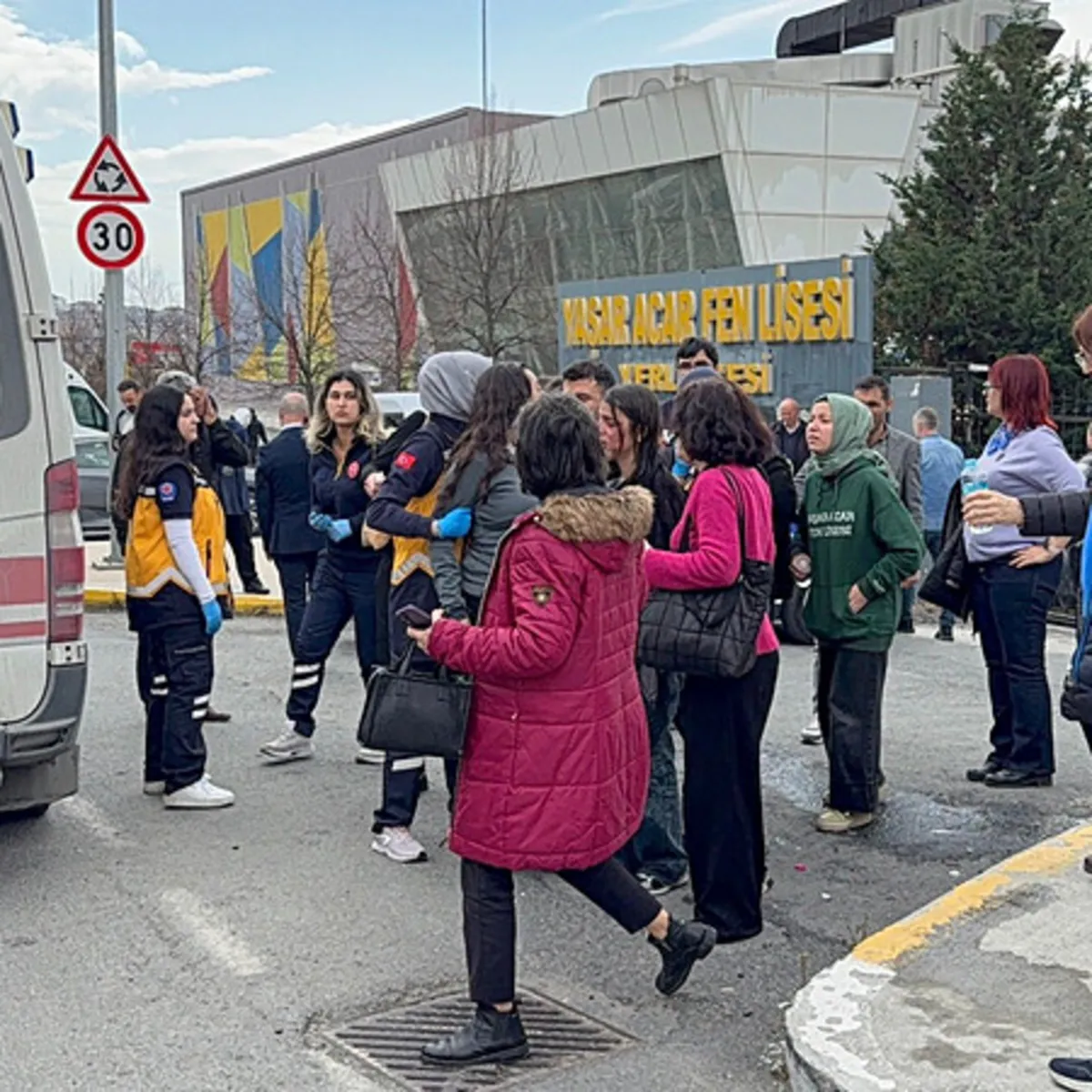 Beylikdüzü'nde fen lisesinde patlama oldu: 4 öğrenci yaralandı