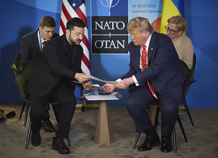 washington-moskova-hattinda-ipler-kopacak-mi-trump-bugun-aciklayacak-1752472949792.jpg Ukrayna Devlet Başkanı Volodimir Zelenskiy ve ABD Başkanı Donald Trump NATO Zirvesi'nde (AFP)