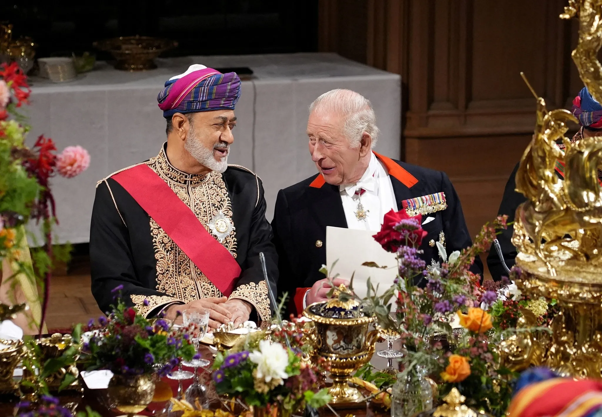 İngiltere Kralı 3. Charles, Umman Sultanı onuruna verilen yemekte Hazreti Muhammed'in Umman halkıyla ilgili hadisini Arapça okudu